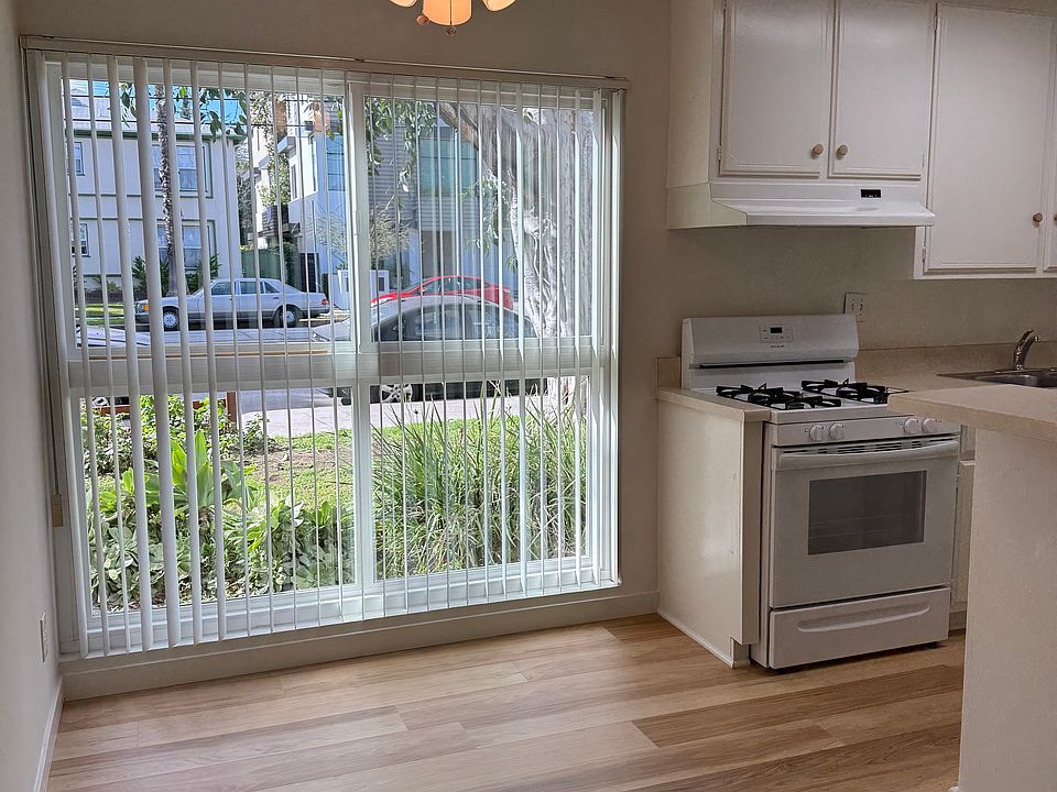 1st image of 4934 Cahuenga Blvd #107