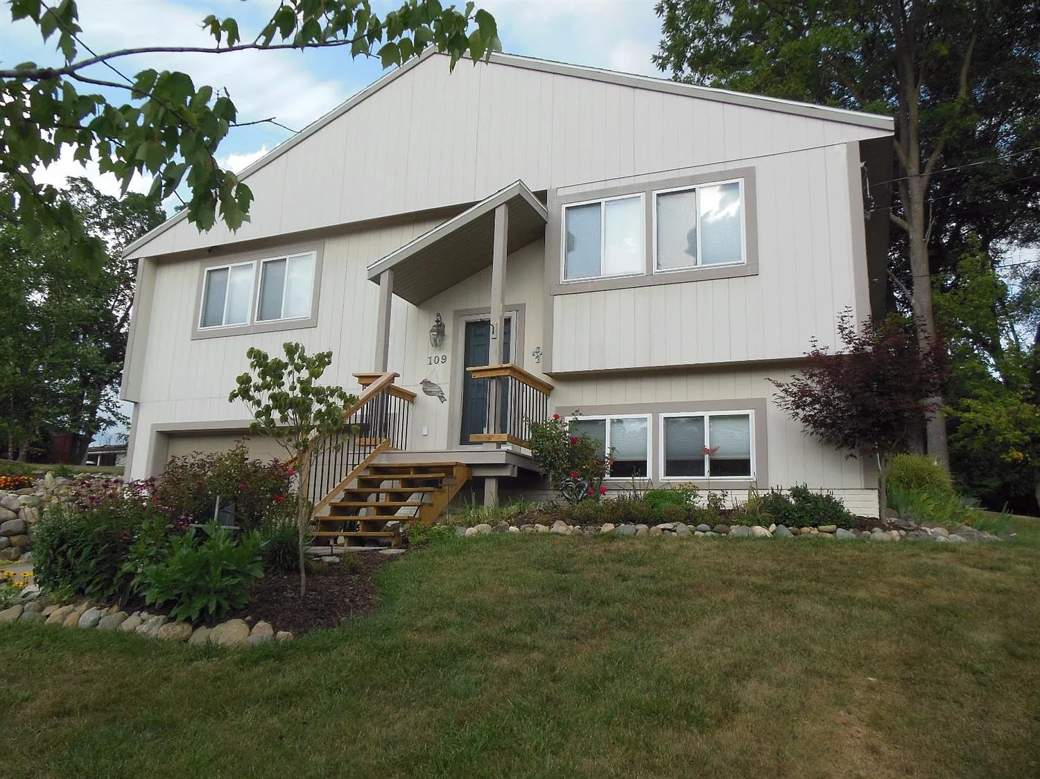 109 Hibbard St photo 1
