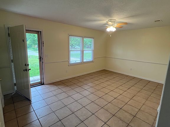 3rd image of 918 Spring Branch Rd