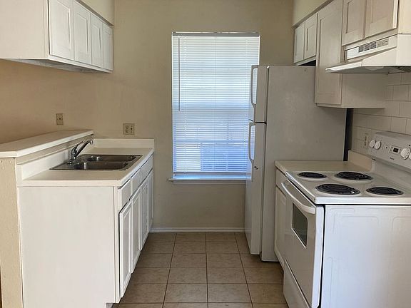 3rd image of 815 W Olmos Dr
