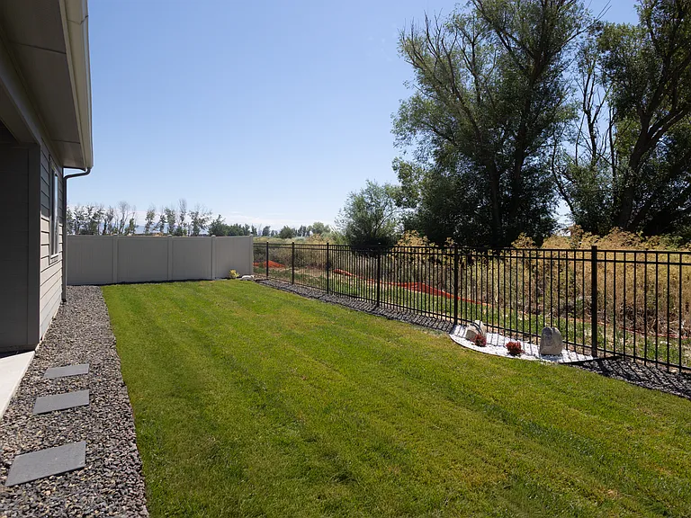 8933 W Tamworth Dr — Photo 33