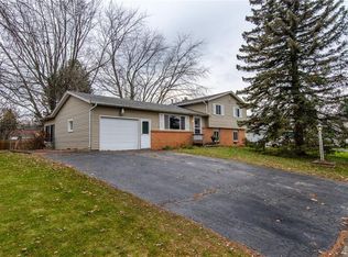 5 Regina Dr, Rochester, NY 14606