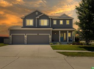 1927 Mesa St, Bellevue, NE 68123