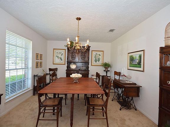 Lovely DIning Room great for entertaining.