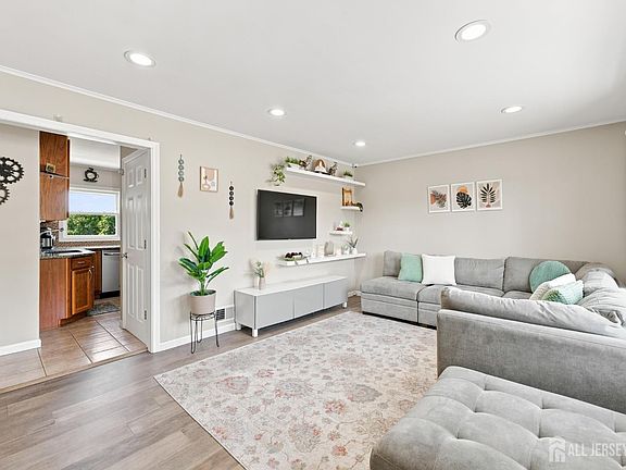 3rd image of 2697 Woodbridge Ave