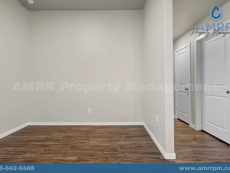 2037 Kenwood Ave — Photo 5