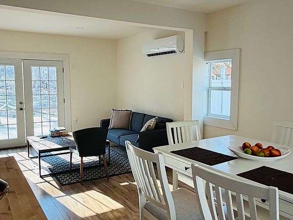 Dining and lounge
