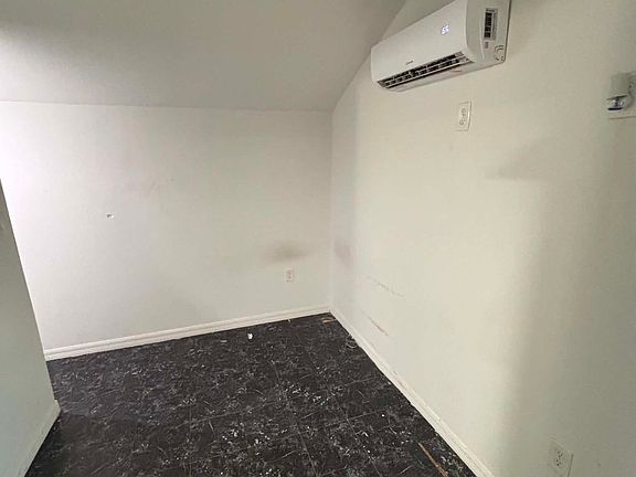 4th image of 6004 Murray Hill Dr #4