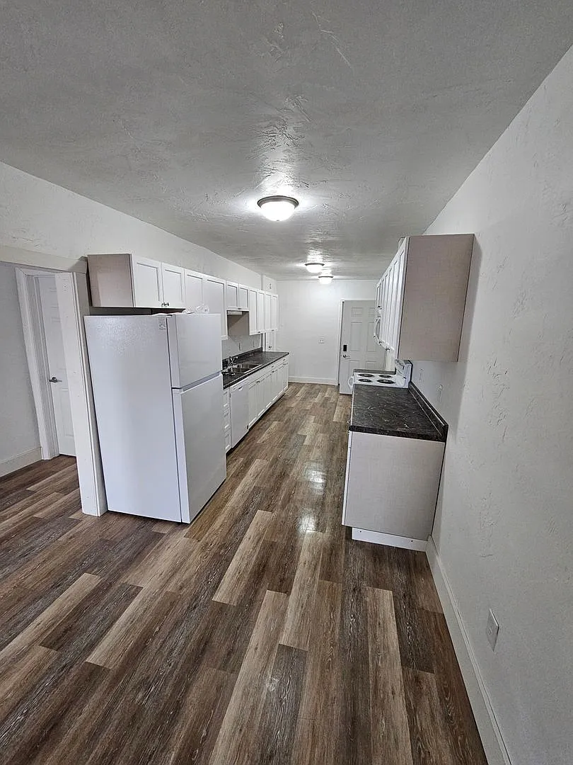 100 N Lake Ave — Photo 4