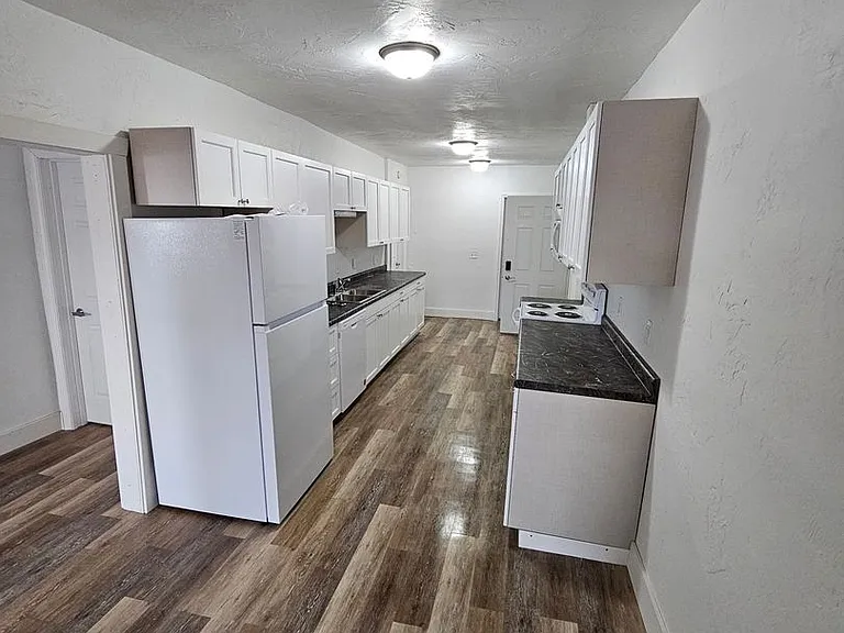 100 N Lake St — Photo 4