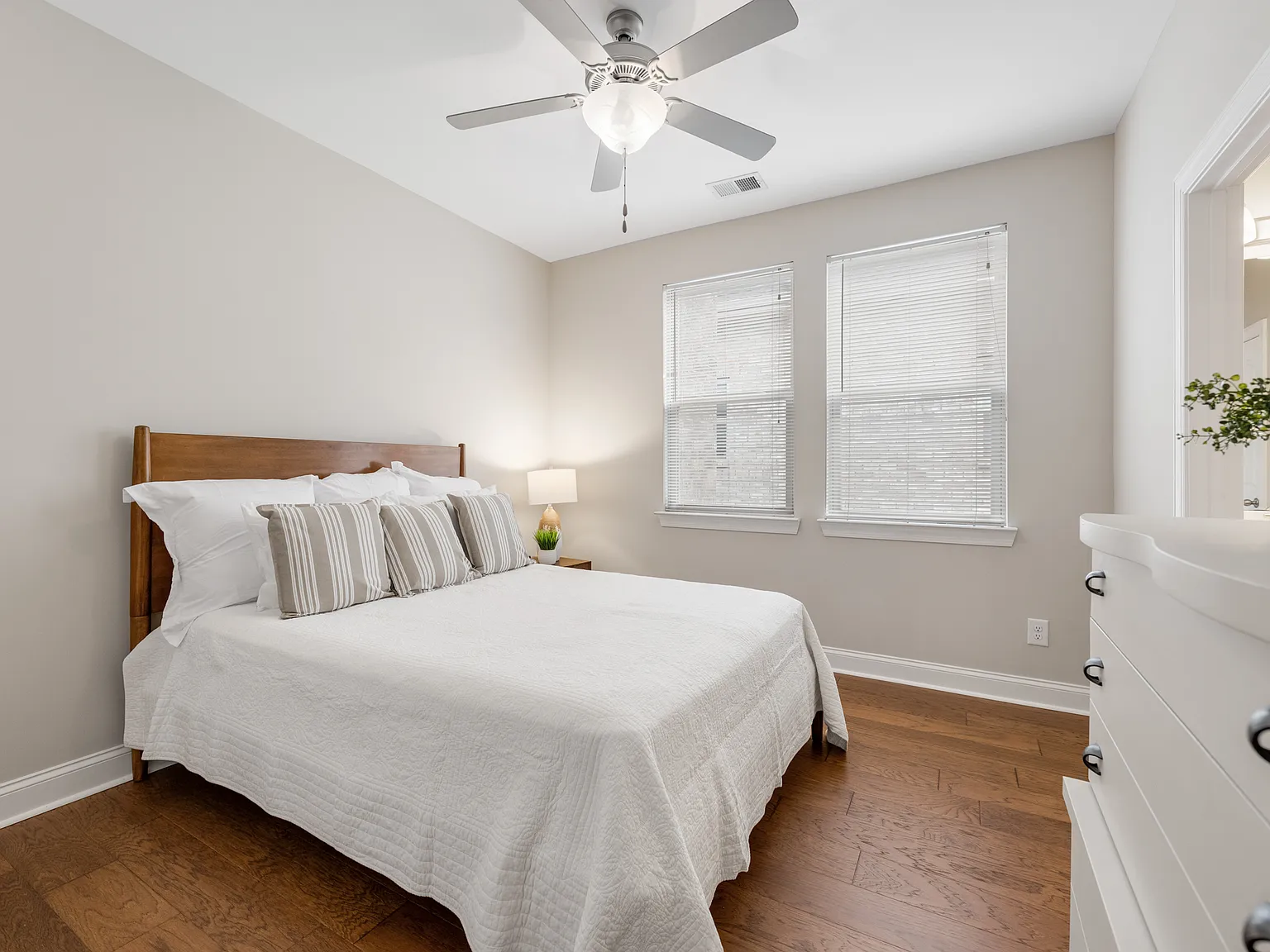 3 bed, $4,177 — Photo 4