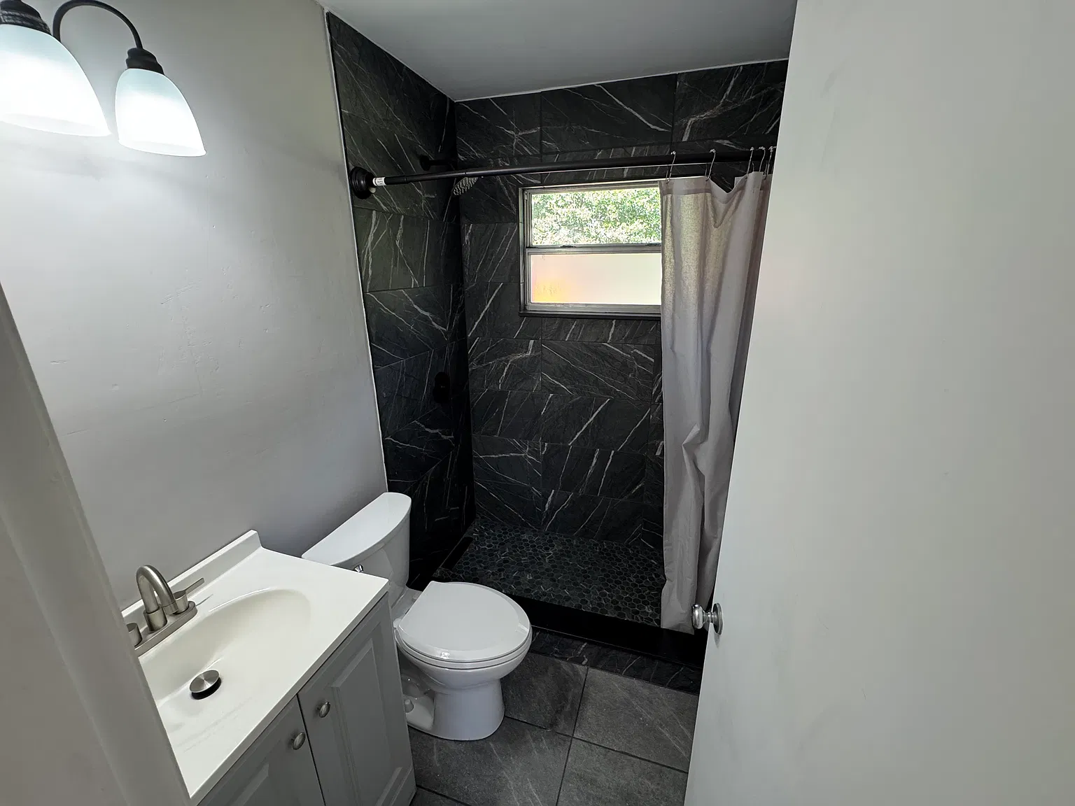 3 bed, 960 sqft, $1,700 — Photo 3