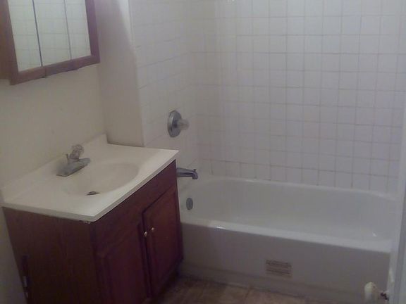 5th image of 907 W Brons Ave