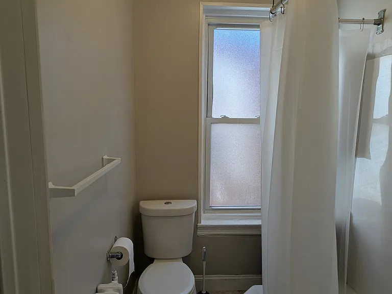 950 N Saint Bernard St — Photo 7
