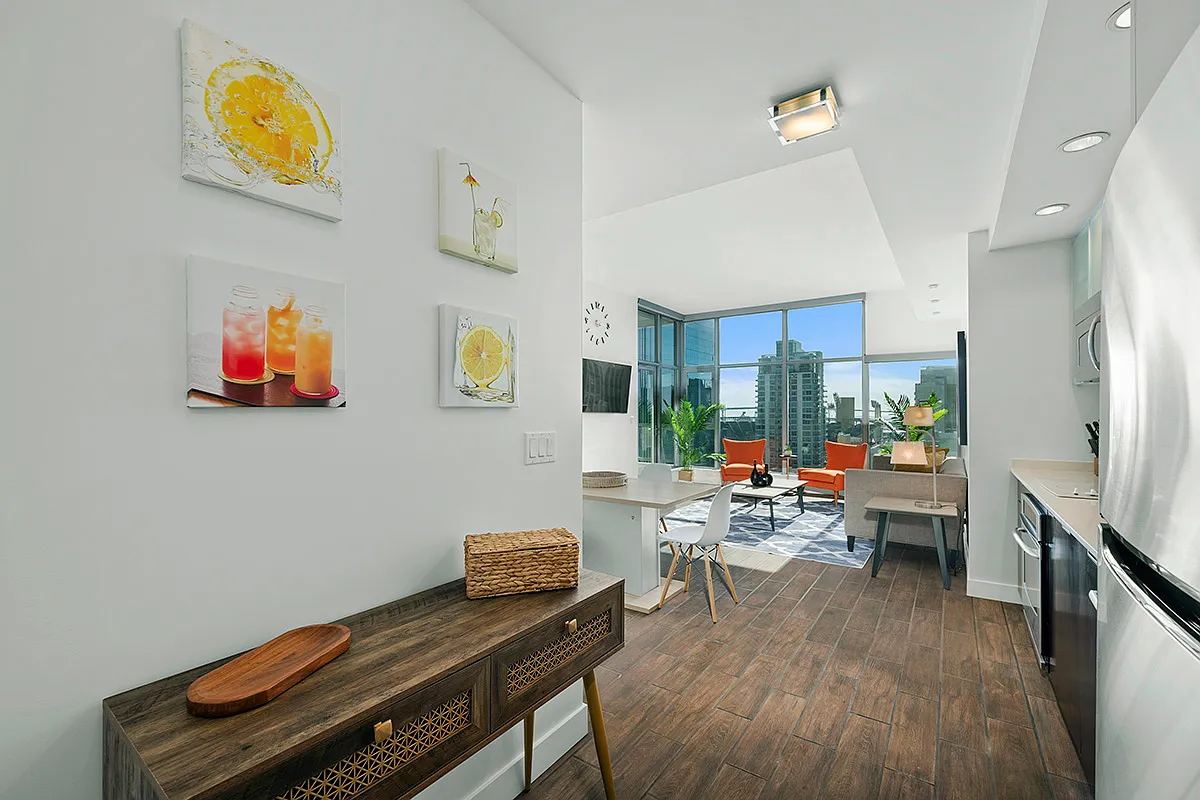 2 bed, 960 sqft, $5,700 — Photo 1