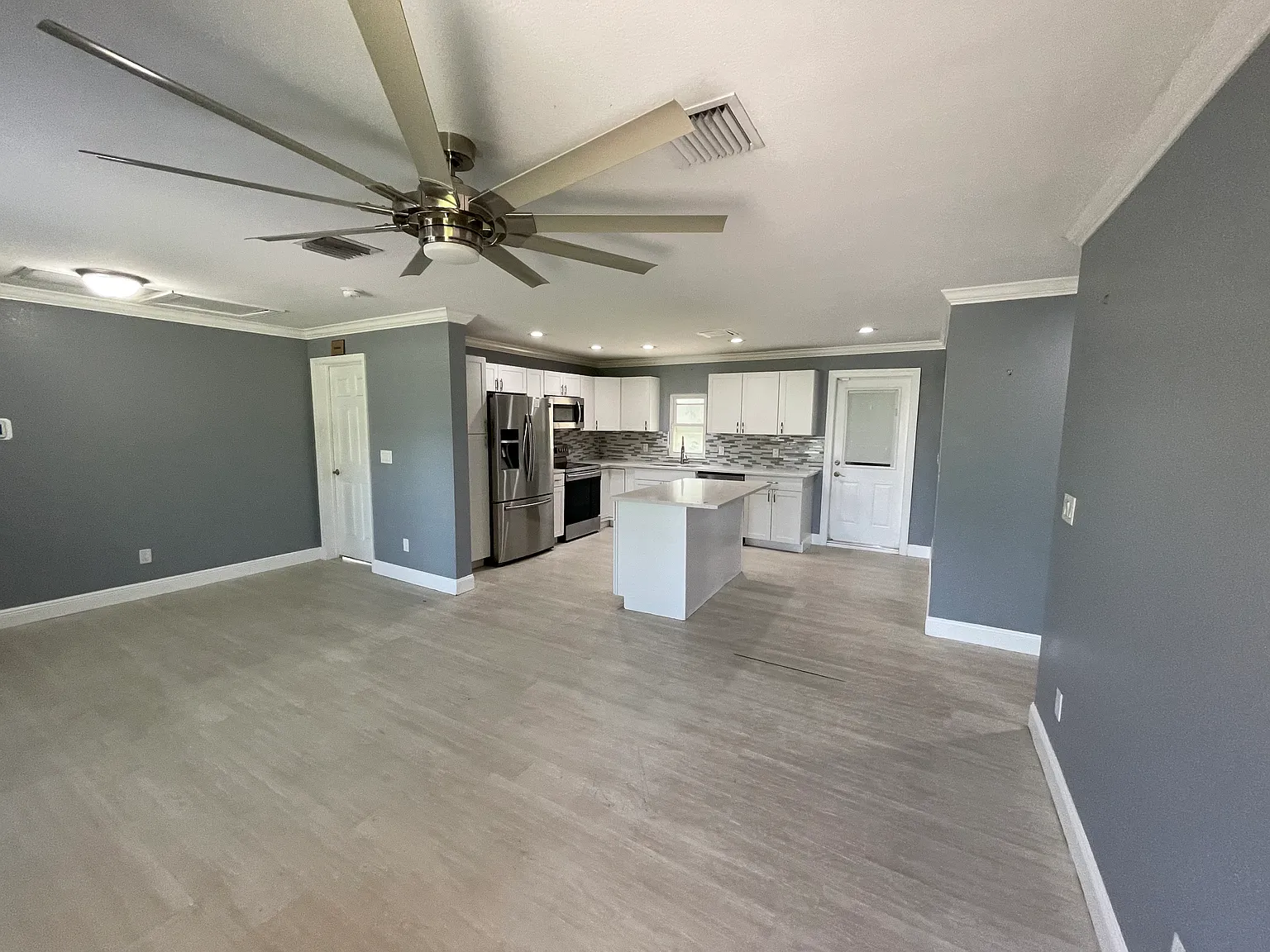 3 bed, 1152 sqft, $2,295 — Photo 2