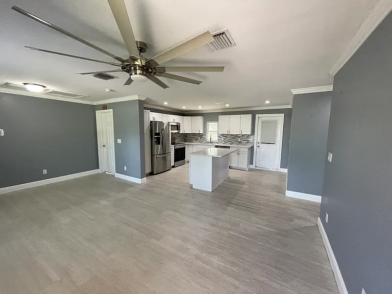 9169 Shaddock Rd E — Photo 2