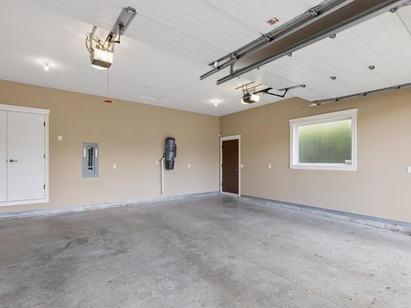 4 bedroom rental in Surrey — photo 18