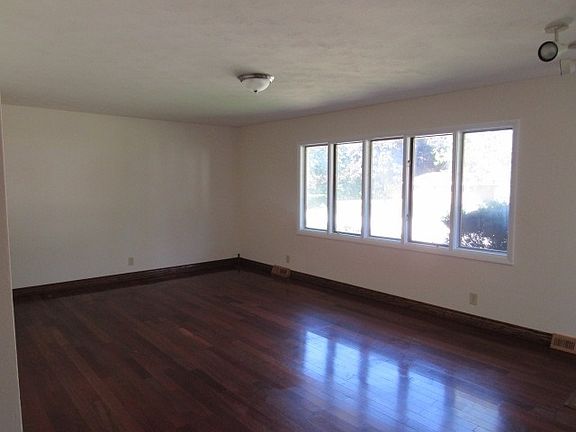 2nd image of 5031 Mariposa Ct