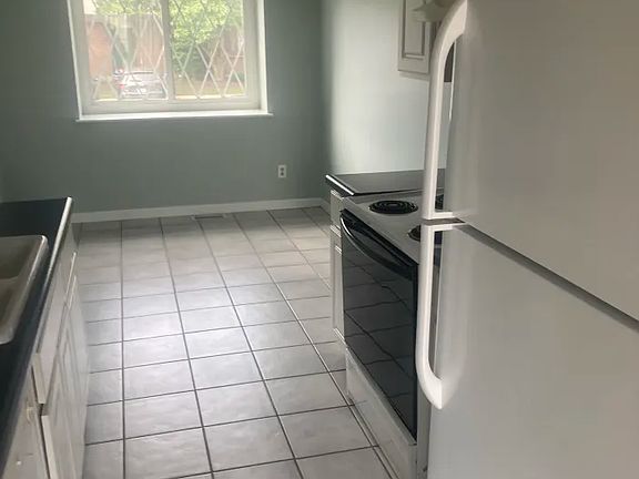 3rd image of 510 Halifax Cir