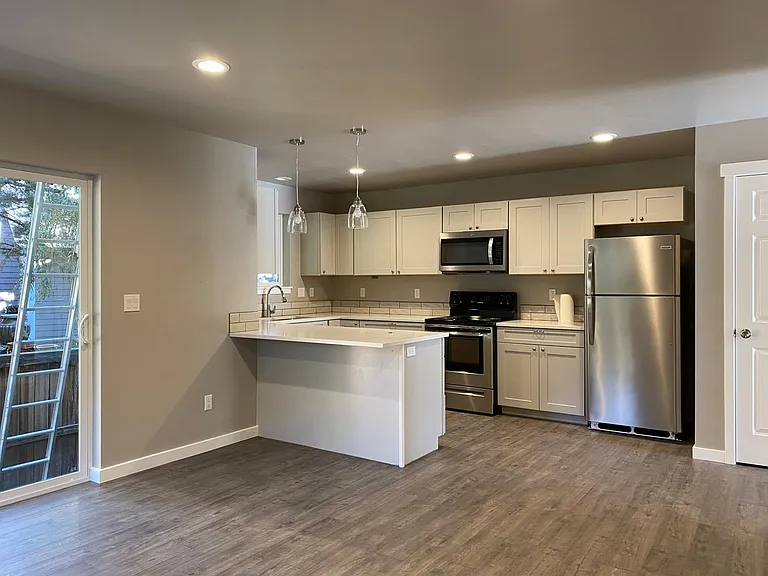 1196 NE Ross Rd #1 — Photo 3