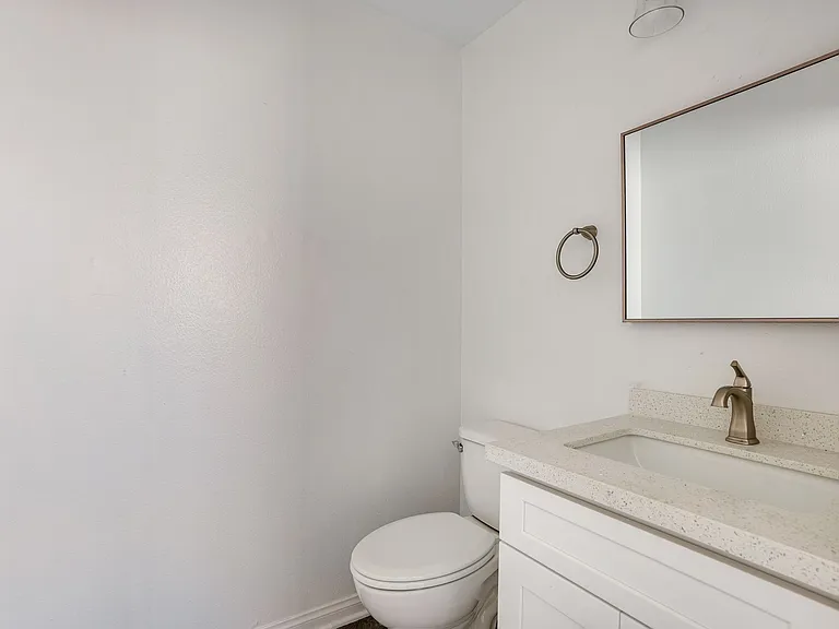 Windsor Arms Apartments — Photo 15