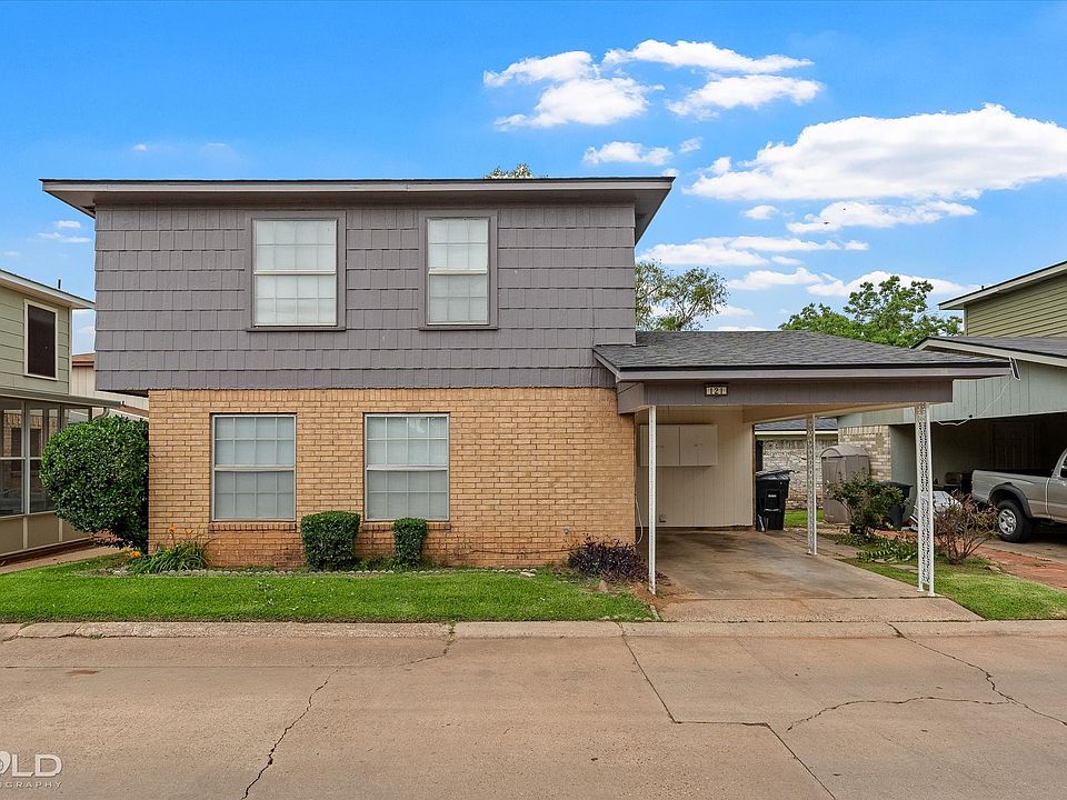 1st image of 121 Carriage Square Dr