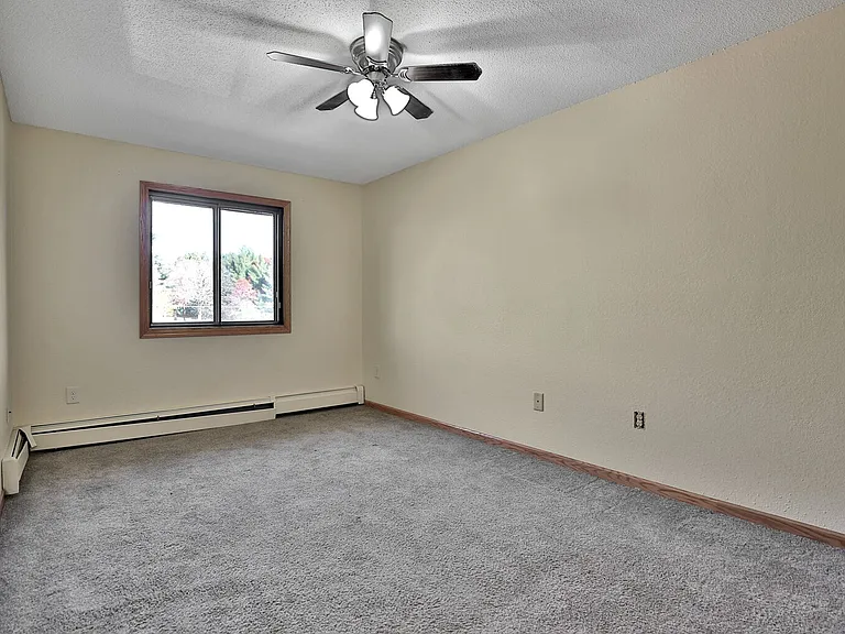 Oakridge Apartments — Photo 25