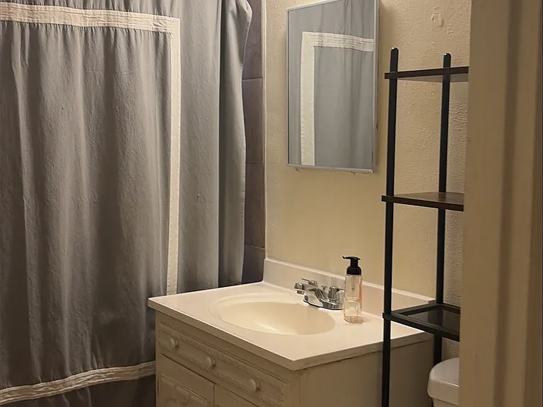 Quality & Updated 2 Bedroom Just Blocks to Pres. Hospital & & UNM — Photo 18