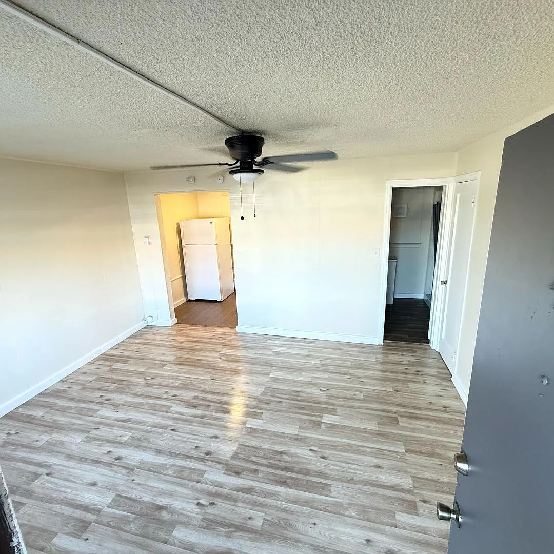 9632 Aurora Ave N - Unit 4 — Photo 2