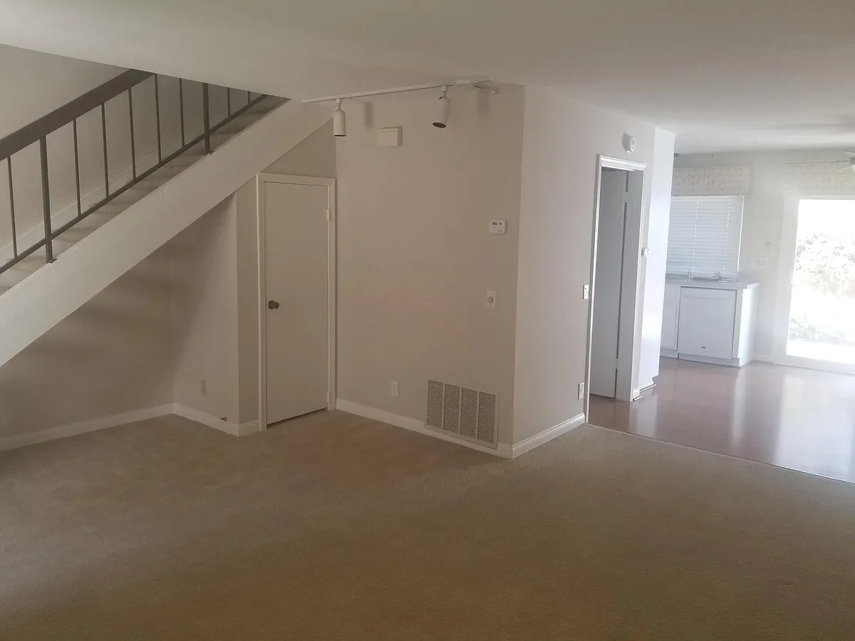 Building Photo - 9665 Pettswood Dr