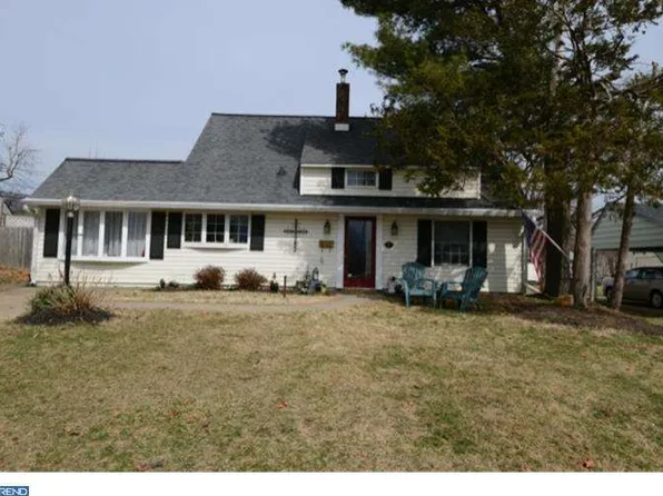 40 Ridge Ln, Levittown, PA 19055