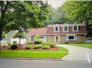 2800 Georgetown Dr, Midland, MI 48642