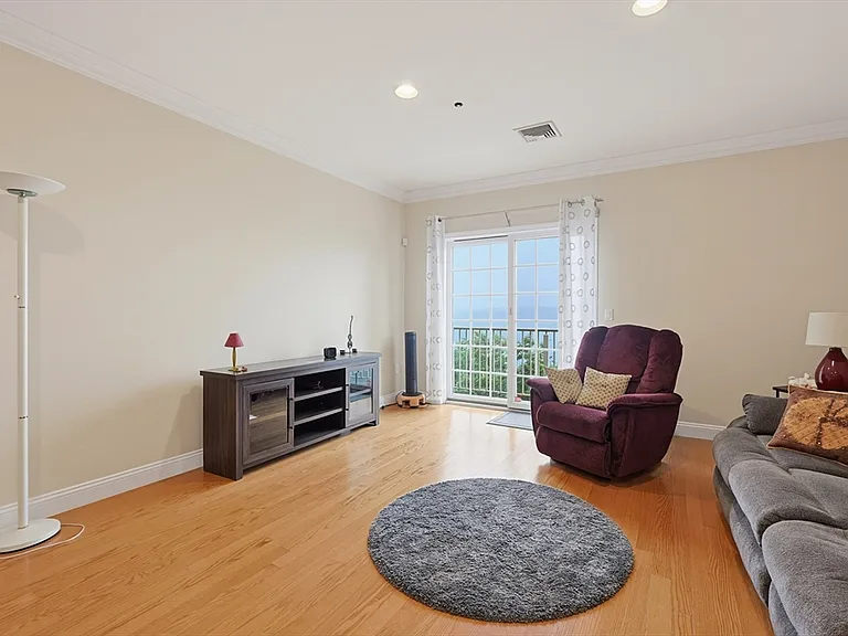 142 Bigelow St #304 — Photo 8