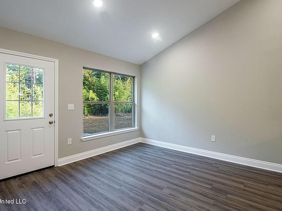 5th image of 103 Wood Oaks Dr