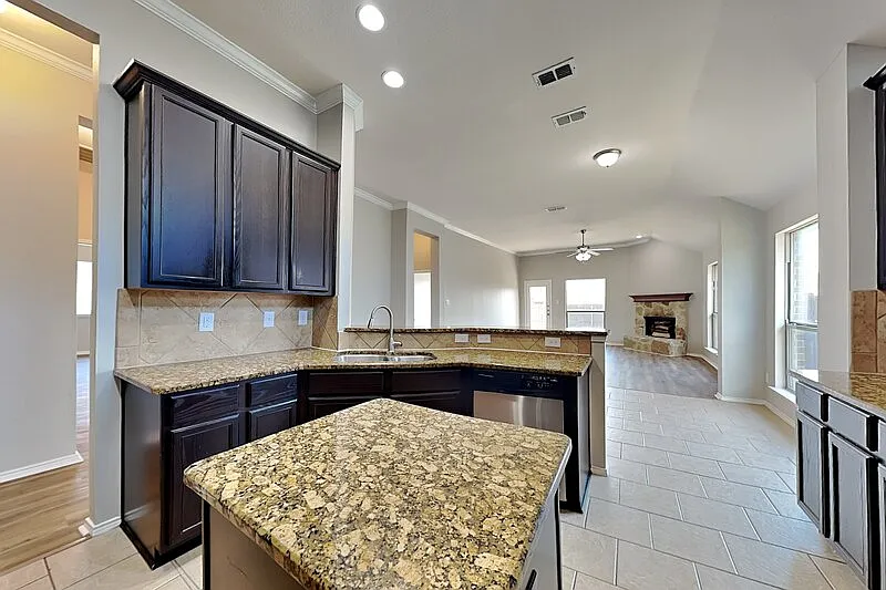 5 bed, 2.0 bath, 2025 sqft, $2,195 — Photo 3