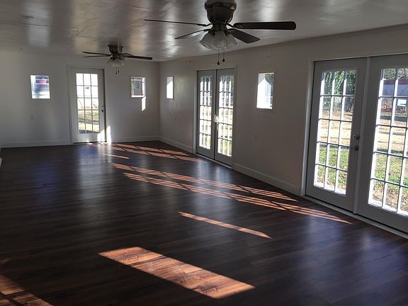 400 sq ft play room not included in the 1407 sq ft