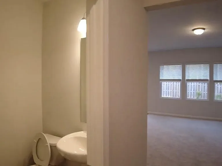 806 McKenzie Park Ter — Photo 45