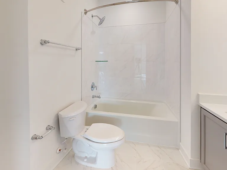 Bathtub - 2nd bathroom
