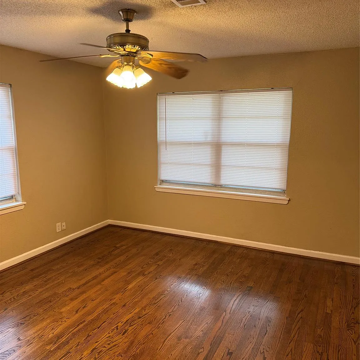 2 bed, 1.0 bath, 1293 sqft, $1,795 — Photo 4