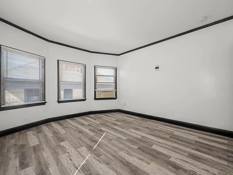 1329 2nd Ave — Photo 15