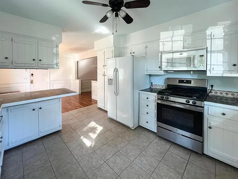 526 Embassy Dr — Photo 8