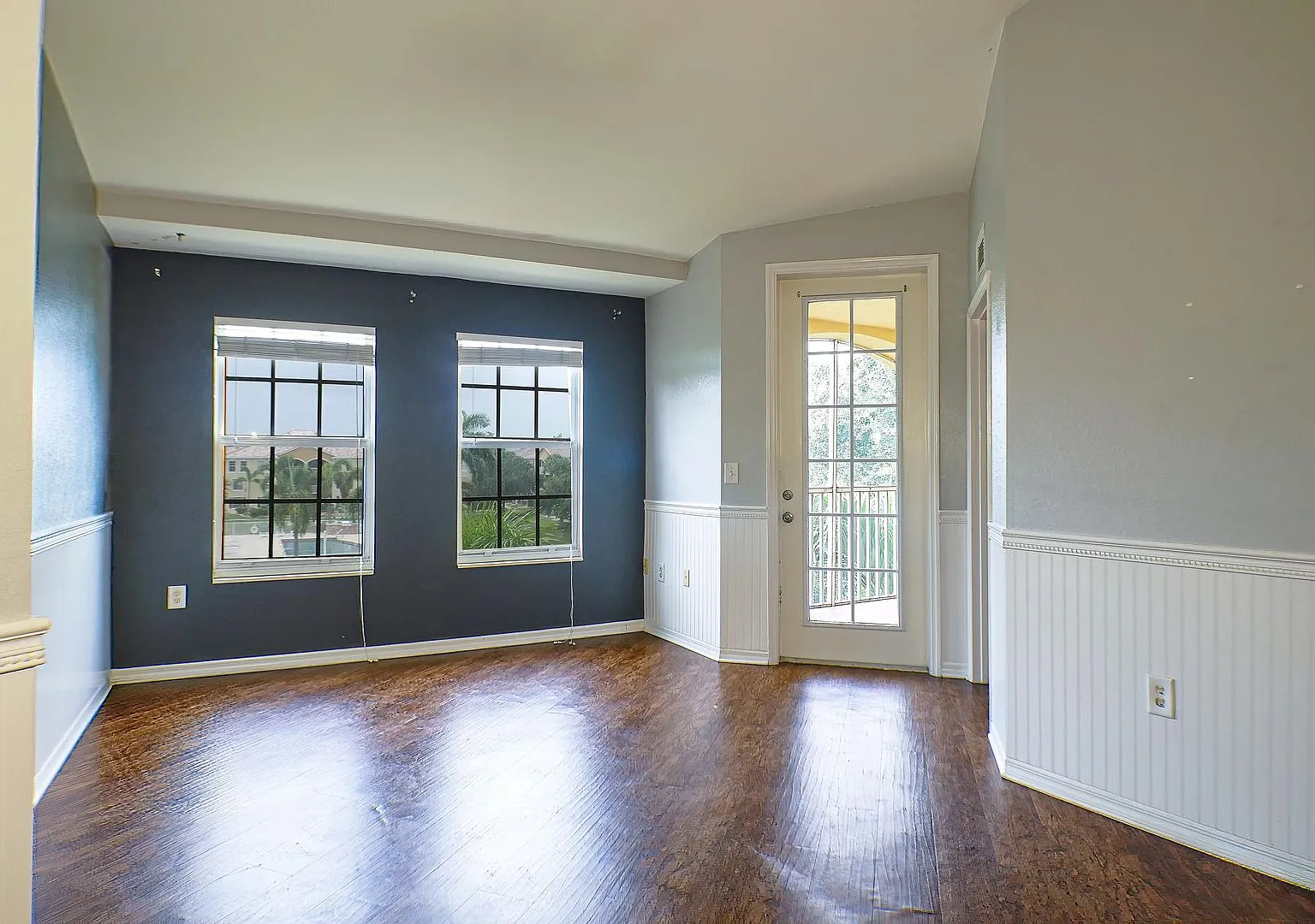 Well maintained 2 bed 2 bath Condo in the heart of Fort myers with lake view — Photo 4