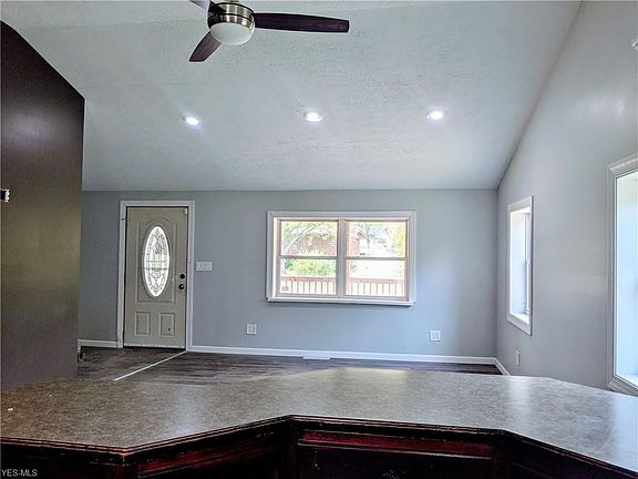 3rd image of 262 Hawthorne Dr