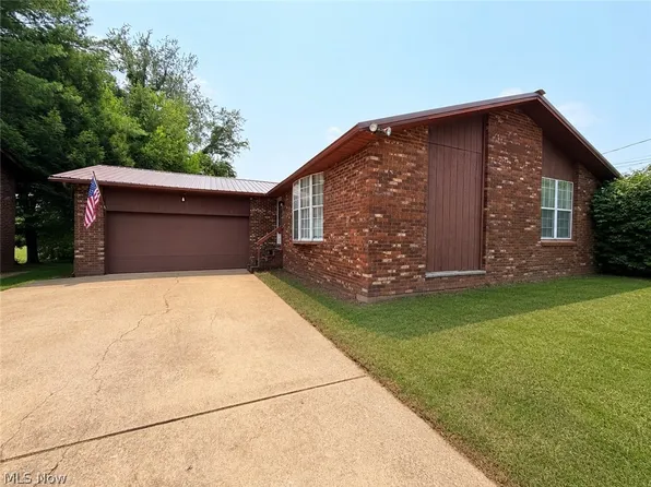 805 4th St, Belpre, OH 45714
