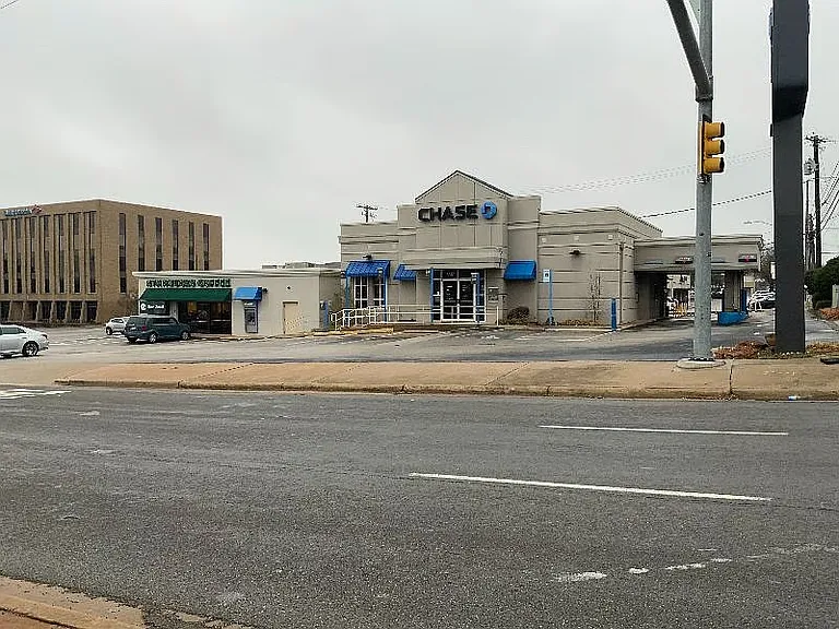 Starbucks within walking distance