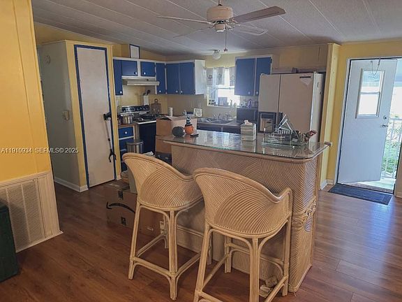 3rd image of 3005 SW 50th St