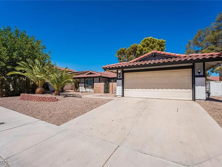 7439 Trudy Ln — Photo 3