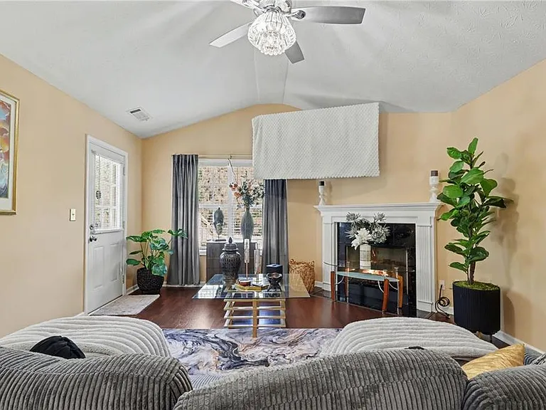 6390 Shadow Sq — Photo 8