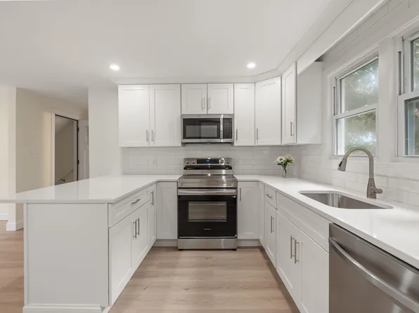 8 Blue Hill Avenue Unit 2, Nashua, NH 03064